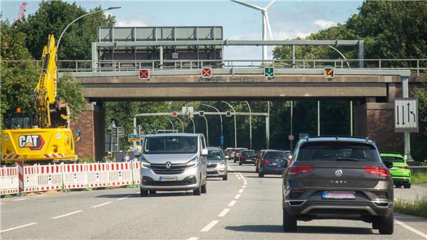 Autos fahren auf der Straße.