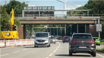 Autos fahren auf der Straße.