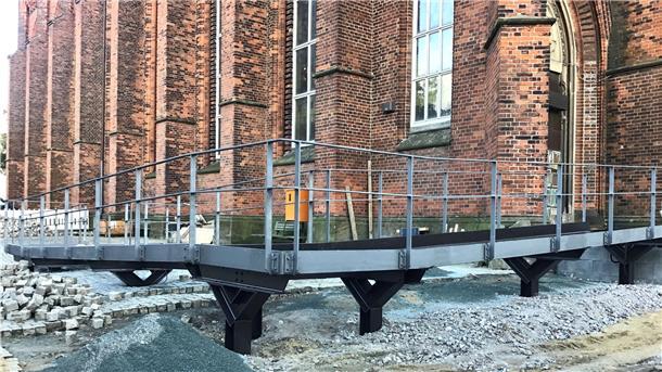 Die Baustelle der Rampe zur Großen Kirche.