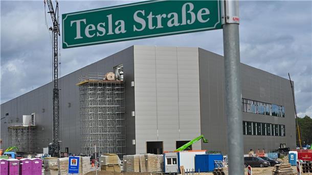Die Baustelle des Gebäudes der Batteriefabrik der Tesla Gigafactory Berlin Brandenburg.