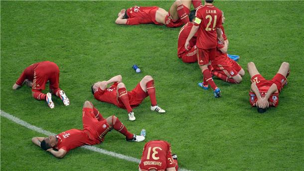 Die Bayern-Profis am Boden: Szene nach dem verlorenen Finale 2012.