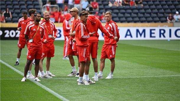 Die Bayern-Profis vor dem Anpfiff bei der Platzbegehung.