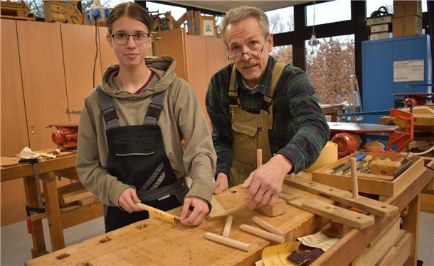 Die BBS Schiffdorf ist mit ihren Werkstätten ein guter Standort für das Pilotprojekt für Schulverweigerer, das der Paritätische Wohlfahrtsverband betreut. Olaf Hilgendorff erklärt hier Mayleen Werner, wie man das Holz richtig bearbeitet.