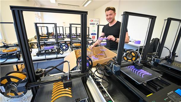 Masken aus dem 3D-Drucker Die BBU stellt per 3D-Drucker Schutzmasken her. Dafür sind die Mitarbeiter der BBU in Schichten eingeteilt.