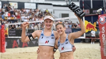 Die Beach-Volleyballerinnen Svenja Müller (l) und Cinja Tillmann haben das Elite-Turnier in Wien gewonnen.