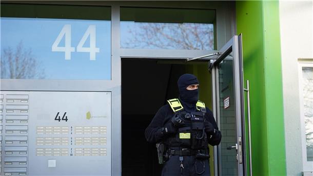 Die Beamten sicherten am frühen Morgen Material.