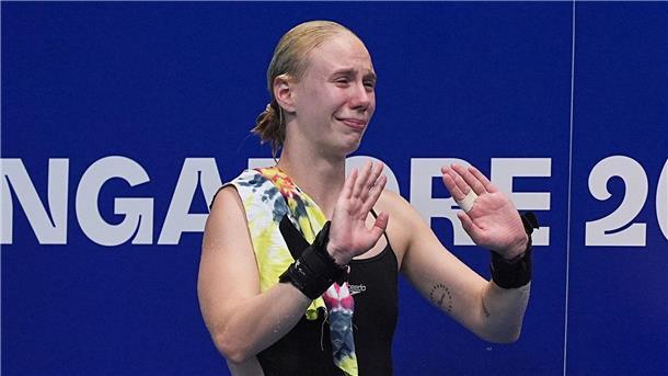 Die Bedeutung der Silbermedaille ist Pauline Pfeif anzusehen.