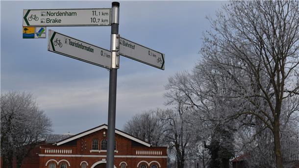 Die Bedeutung des Tourismus in der Gemeinde Stadland ist gewachsen. Das spiegelt sich auch in diesen Wegweisern auf dem Marktplatz in Rodenkirchen wider. Nun soll eine Zweitwohnungssteuer eingeführt werden.