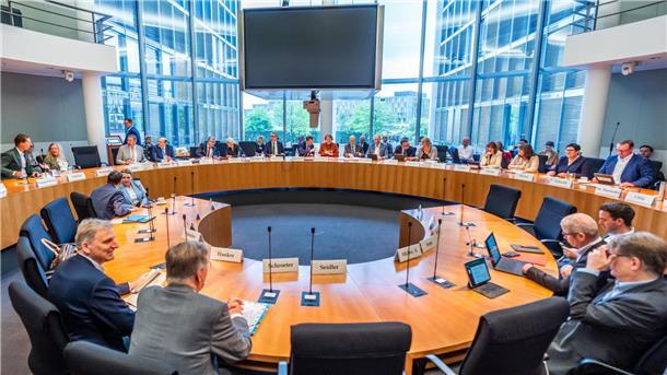Opposition: Nach Sudhof-Auftritt mehr offene Fragen Die Befragung im Haushaltsausschuss dauerte zwei Stunden.