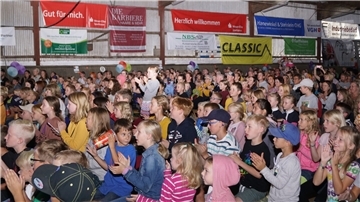 Die begeisterten Kinder sangen und klatschten kräftig mit.