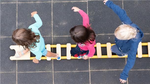 Die Begleitung von Kindern und Familien. Auch das sind mögliche Arbeitsplätze für Absolventen des Studiengangs Soziale Arbeit.