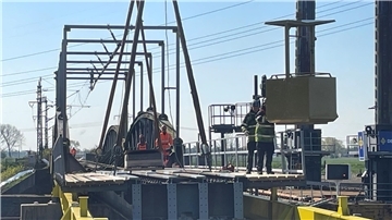 Brücke in Elsfleth wird provisorisch wieder aufgebaut Die Behelfsbrücke über die Hunte wird installiert.
