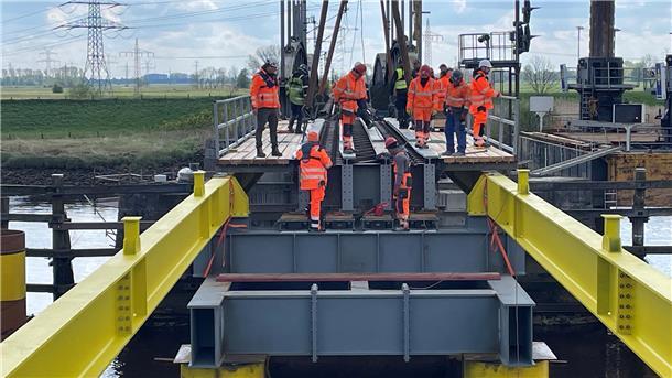 Die Behelfsbrücke über die Hunte wird installiert.