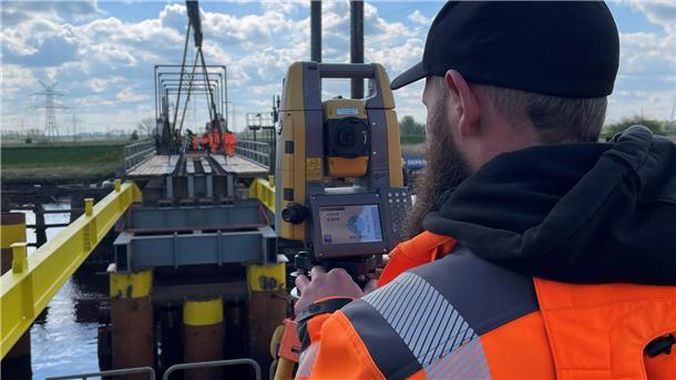 Die Behelfsbrücke über die Hunte wird installiert.