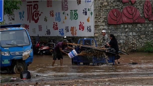 Mindestens 38 Tote bei schweren Regenfällen um Peking Die Behörden hatten vor schweren Unwettern gewarnt.