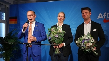 Die beiden AfD-Chefs Tino Chrupalla und Alice Weidel feiern das Ergebnis der Europawahl zusammen mit AfD-Kandidat René Aust in der AfD-Parteizentrale in Berlin.