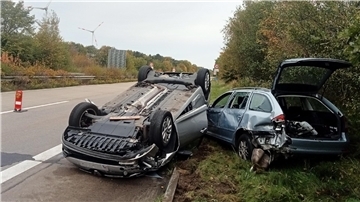 Wagen überschlägt sich bei Unfall auf der A 27 nahe Neuenwalde Die beiden an dem Unfall auf der A 27 beteiligten Autos wurden schwer beschädigt.