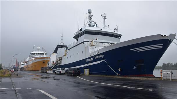Fischereistreit eskaliert: Norwegen droht EU-Fischern Die beiden Fangschiffe „Lodairo“ (hinten) und „Santa Princesa“ liegen im Bremerhavener Fischereihafen. Weil sie ihre Fangquoten bereits erfüllt haben, werden sie noch wochenlang an der Kaje bleiben müssen.
