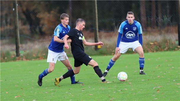 Vier Teams aus der 1. Kreisklasse Nord im Viertelfinale des Kreispokals Zwei Männer laufen hinter einem Ball her.