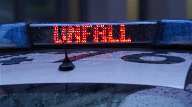  Der Schriftzug "Unfall" ist neben dem Blaulicht auf dem Dach eines Polizeiautos zu lesen. 
