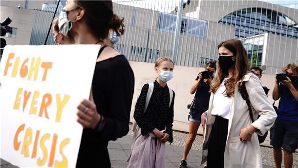 Die verdrängte Krise: Klimaschützer hoffen auf 2021 Die beiden Klimaaktivistinnen Greta Thunberg (Mitte) und Luisa Neubauer (rechts) bei einem Protest vor dem Berliner Bundeskanzleramt. Die Corona-Pandemie hat die Klimaproteste von „Fridays for Future“ in diesem Jahr ausgebremst, 2021 sollen die Demonstrationen aber wieder Fahrt aufnehmen.