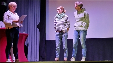 Die beiden Leistungsschwimmerinnen Beate Gloystein und Rike Schnare haben mit 92 weiteren Schwimmern am 1. September 2023 am Wettkampf Open Swim Stars in Lyon/Frankreich teilgenommen und schwammen eine 7-Kilometer lange Strecke in der Rhone. Sie errangen die Plätze 55 und 58 in einem hochklassigen Teilnehmerfeld.