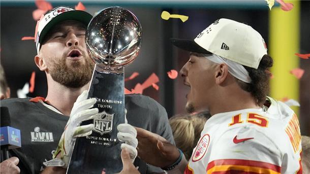 Die beiden Stars der Kansas City Chiefs, Travis Kelce (links) und Quarterback Patrick Mahomes mit der Vince Lombardi Trophy.