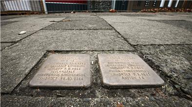 Die beiden Stolpersteine zum Gedenken an Opfer des Nationalsozialismus erinnern an der Spadener Straße an Anna und August Golla. Foto Scheschonka