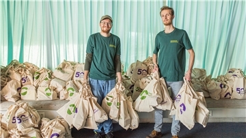 Moin, Bremerhaven: Die neuen Studenten kommen Studenten der Hochschule Bremerhaven mit Ersti-Taschen.