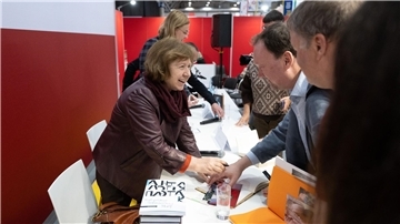 Die belarussische Schriftstellerin, Swetlana Alexijewitsch schreibt Autogramme auf der Leipziger Buchmesse.