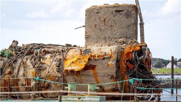 Cuxhaven: Ein mehr als 100 Jahre altes deutsches U-Boot-Wrack liegt zerbrochen in zwei Teile im Hafen. Es handelt sich um das 1919 nördlich der zu Hamburg gehörenden Insel Scharhörn gesunkene U-Boot U16 der Kaiserlichen Marine.