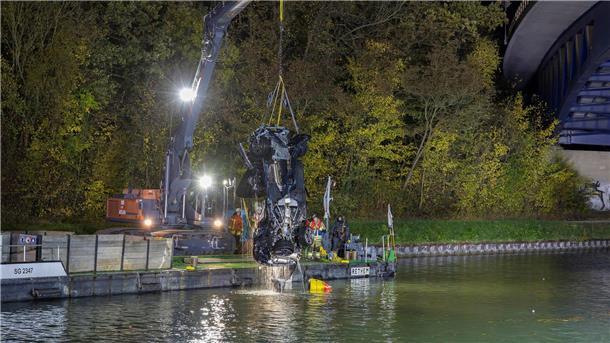 Unfall mit drei Toten im Kanal – weiter Fragen offen Die Bergung war laut Feuerwehr kompliziert.