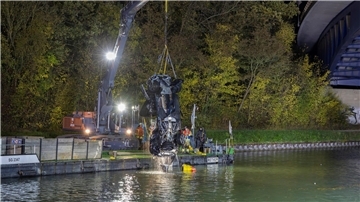 Drei Tote im Kanal: Unfallauto war unterschlagen Die Bergung war laut Feuerwehr kompliziert.
