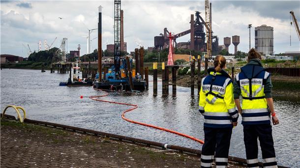Bergung des gesunkenen Schleppers in Bremen beendet Die Bergungsarbeiten wurden laut Hafenamt gegen 19.00 Uhr beendet.