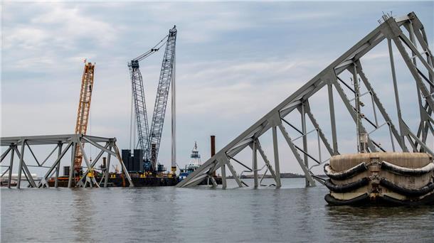 Brückeneinsturz in Baltimore: Aufräumarbeiten haben begonnen Die Bergungsteams trennen mit einem exothermen Schneidbrenner systematisch Teile der Stahlbrücke ab.