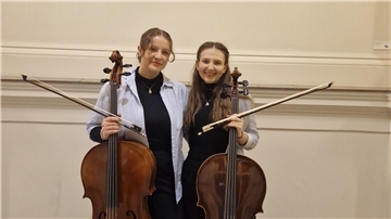 Die Berliner Musik-Studentinnen Felicitas Froebe und Lisanne Heintze werden die Soloparts beim Frühjahrskonzert des Bremerhavener Kammerorchesters am Sonntag übernehmen. Sie geben damit ihr Orchesterdebüt. 