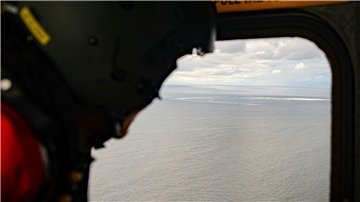 Die Besatzung eines Hubschraubers der  dänischen Streitkräfte blickt auf das Gasleck in der Ostsee.