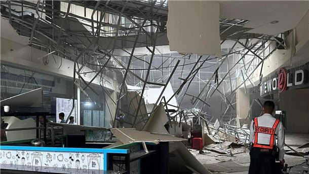 Zahl der Toten steigt nach Erdbeben auf den Philippinen Die beschädigte Decke eines Einkaufszentrums in General Santos City anch dem Erdbeben.