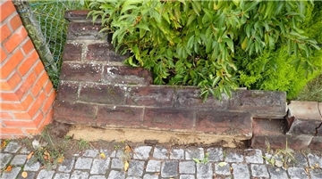 Die beschädigte Mauer an der Straße Auf der Worth.