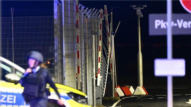 Die beschädigte Schranke, durch die der Mann am Flughafen mit seinem Auto gerast sein soll.