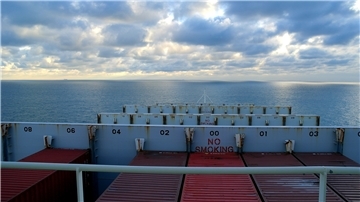 Die bessere Alternative zum Flugzeug? Zumindest für die Umwelt ist das Reisen mit dem Containerschiff schonender.