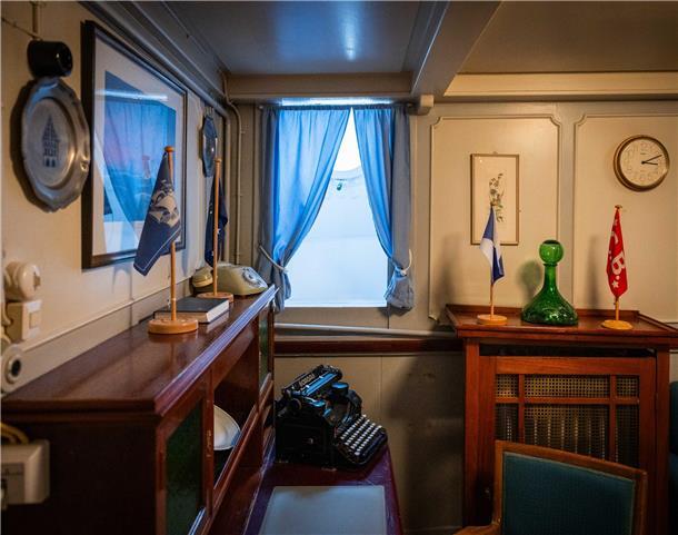 Maritime Tage Bremerhaven: So wohnt man unter Deck der schönsten Schiffe (Fotos) Die Besucher der Maritimen Tage dürfen sogar das Kapitänszimmer auf der „Schulschiff Deutschland“ besuchen.