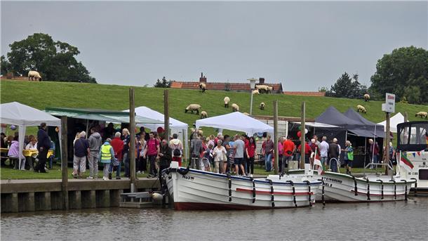 Hafenfest in Absen mit Börtebooten und Ständen