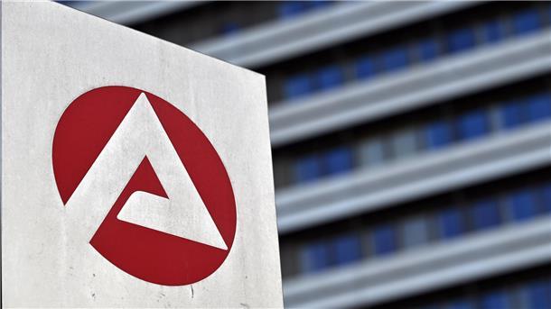 Das Logo der Bundesagentur für Arbeit ist auf einer Stele vor dem Gebäude angebracht.