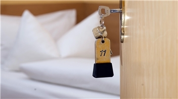 Hotelschlüssel steckt in einer Tür.