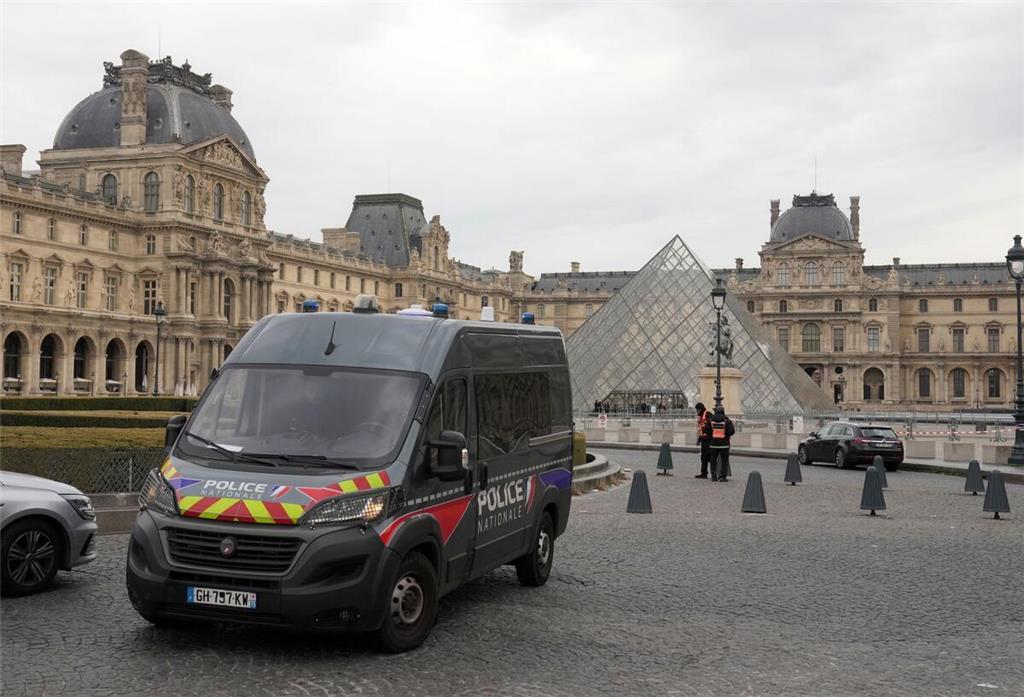 Ex-Juwelendieb: Louvre-Beute bringt nur wenige Millionen Die Beute aus dem Einbruch in den Louvre wird den Tätern nach Einschätzung eines Ex-Kriminellen nur einen Bruchteil des tatsächlichen Werts einbringen. (Archivbild)