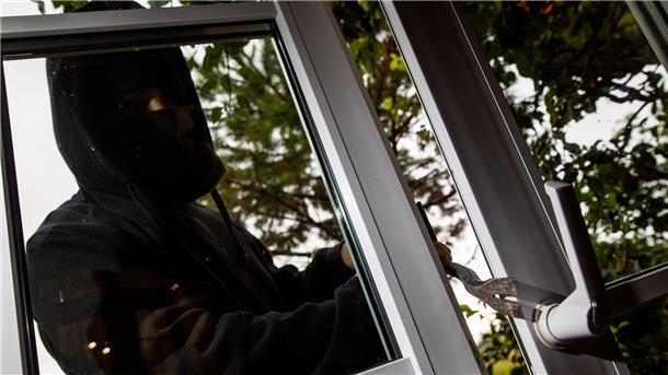 Einbrecher in Wales hängt Wäsche auf, putzt, trinkt Wein Die Bewohnerin konnte aus Angst zwei Wochen nicht in ihrer Wohnung übernachten. (Archivbild)