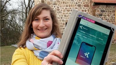 Die Bexhöveder Pastorin Lara Schilde zeigt die KonApp, die sie aktuell für den Konfirmandenunterricht nutzt.