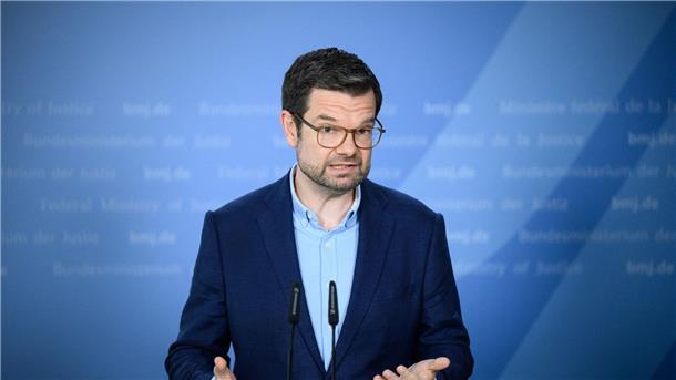 „Die Bezahlkarte ist dazu ein unbürokratischer Weg, bei dem niemand Waren austeilen oder Wertmarken ausgeben muss“sagt  Marco Buschmann (FDP).