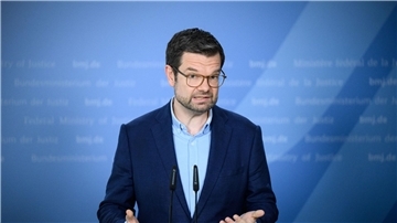 „Die Bezahlkarte ist dazu ein unbürokratischer Weg, bei dem niemand Waren austeilen oder Wertmarken ausgeben muss“sagt  Marco Buschmann (FDP).